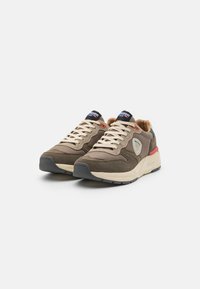 Brune semskede og mesh sneakers med kremfargede detaljer, teksturert tåhette, beige lisses, svart såle og logodetalj på siden.