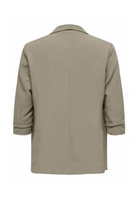 Blazer beige con cuello de pico, mangas tres cuartos y una textura de tela suave. Presenta una parte posterior simple y limpia, sin adornos.