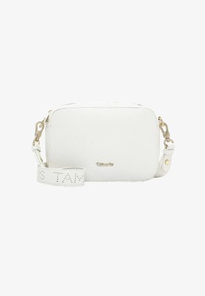 Bolso bandolera rectangular blanco de cuero con herrajes dorados y correa desmontable que presenta una marca perforada.