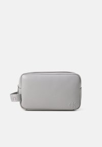 Trousse de maquillage en cuir gris au format rectangulaire, avec une fermeture zippée sur le dessus, une poignée sur le côté et un détail de logo embossé à l'avant.