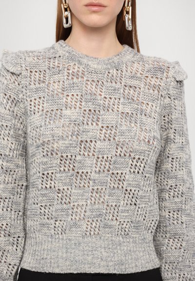 Pull en tricot gris avec un motif texturé en tricot ouvert et un design subtil en carreaux. Présente un col et des accents de manches côtelés.