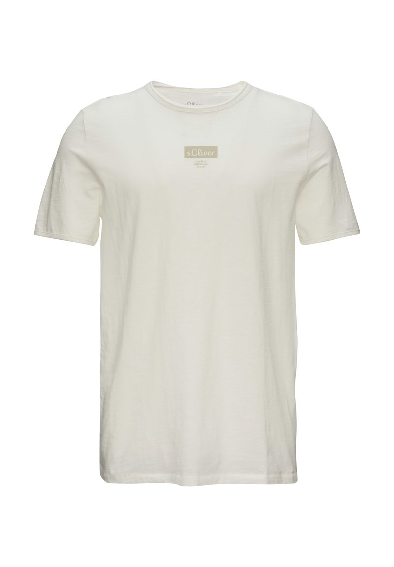 Biała koszulka z krótkim rękawem wykonana z miękkiego materiału, z małym beżowym prostokątnym logo na wysokości klatki piersiowej. Klasyczny okrągły dekolt i luźny fason.