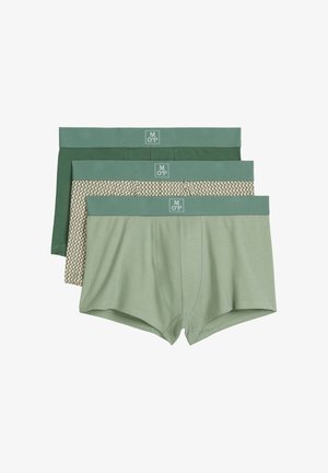 Tres pares de bóxer para hombres: uno verde oscuro sólido, otro verde claro y otro beige con estampado. Todos tienen cinturillas elásticas con detalles de logo.
