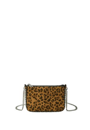 Kleine rechteckige braune Handtasche mit schwarzem Leopardenmuster, Metallnietenbesatz, Reißverschluss und dünnem silbernem Kettenriemen.