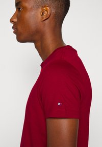 Tommy Hilfiger NEW YORK TEE - Trükipildiga T-särk - regatta red