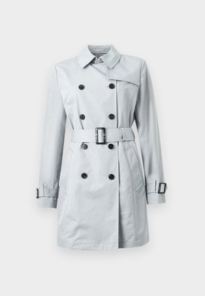 Světle šedý dvouřadý trenčkot s černými knoflíky, páskem v pase, přezkami na manžetách a klasickým límcem na bílém pozadí.
