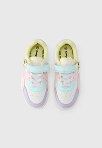 Πολύχρωμα αθλητικά παπούτσια που συνδυάζουν παστέλ αποχ ρώσεις ροζ, μπλε και λεβαντίνης. Το υλικό περιλαμβάνει συνθετικά στοιχεία με λουράκι Velcro και διάτρητο σχέδιο.