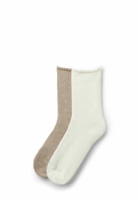 Dwie pary skarpetek: jedna beżowa o miękkiej fakturze, a druga kremowa z prążkowanym wzorem, obie z niskim mankietem i okrągłym palcem.