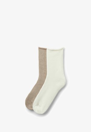 Dwie pary skarpetek: jedna beżowa o miękkiej fakturze, a druga kremowa z prążkowanym wzorem, obie z niskim mankietem i okrągłym palcem.