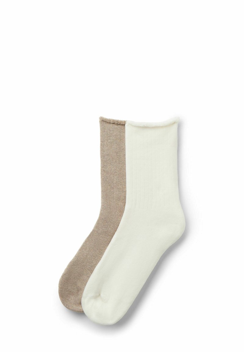 Dwie pary skarpetek: jedna beżowa o miękkiej fakturze, a druga kremowa z prążkowanym wzorem, obie z niskim mankietem i okrągłym palcem.