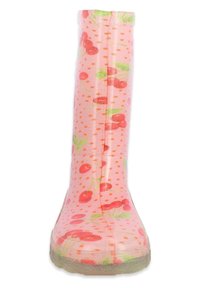 Botte en caoutchouc rose jusqu'au genou avec un motif cerise et feuille verte, fond à pois et une semelle transparente. Texture lisse. Pas de détails en métal.