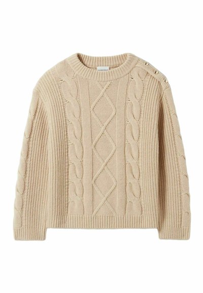 Maglione beige a maglia con motivi a trecce, orlo e polsini a costine, colletto rotondo e bottoni decorativi sulla spalla.