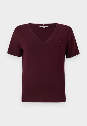 T-shirt bordeaux à manches courtes en V, fabriqué à partir d'un tissu doux, avec un petit logo sur la poitrine et des coutures soignées autour de l'encolure.