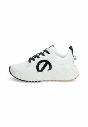 Scarpa da atletica bianca con accenti neri, caratterizzata da un grande logo circolare, tomaia testurizzata e suola spessa maculata. I lacci sono neri.