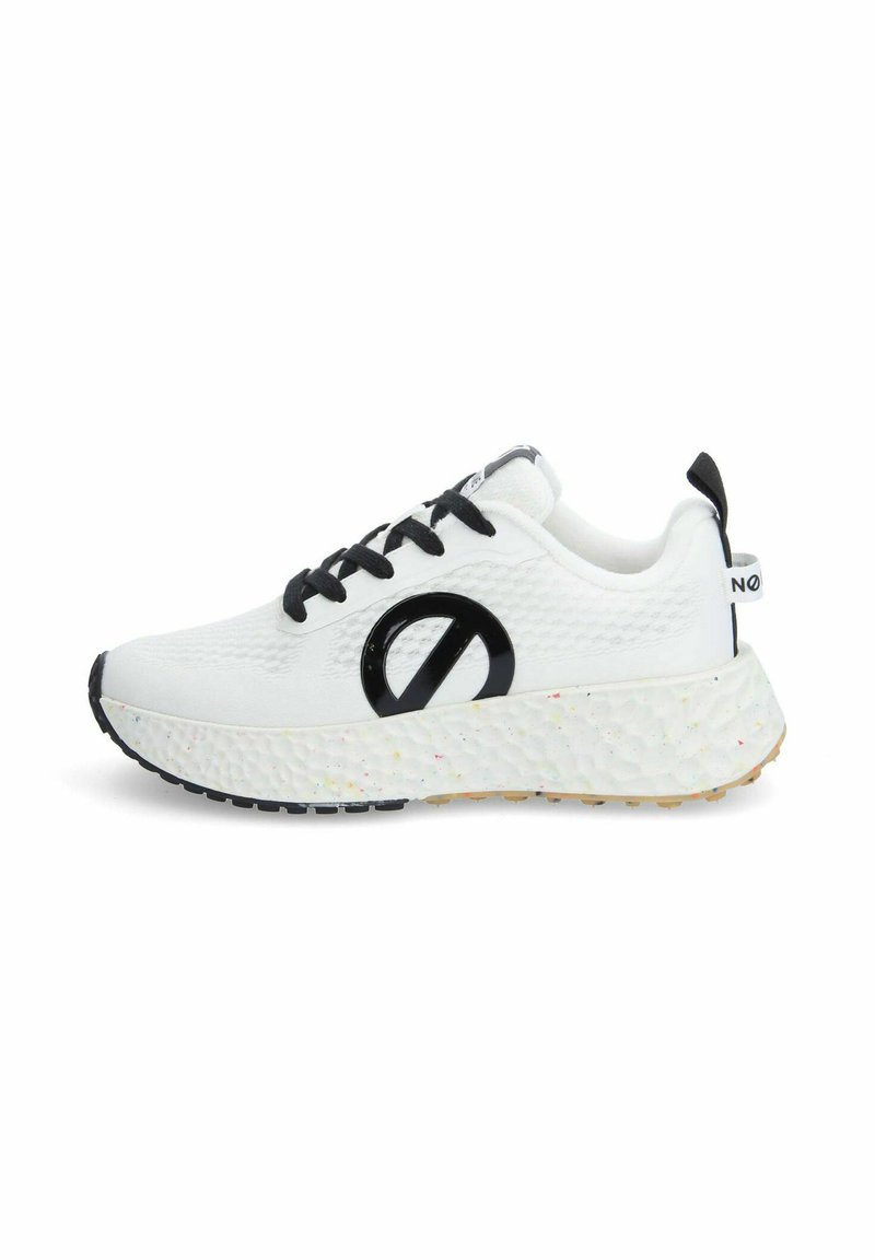 Witte sportieve schoen met zwarte accenten, voorzien van een groot rond logo, een gestructureerde bovenkant en een chunky gespikkelde zool. De veters zijn zwart.