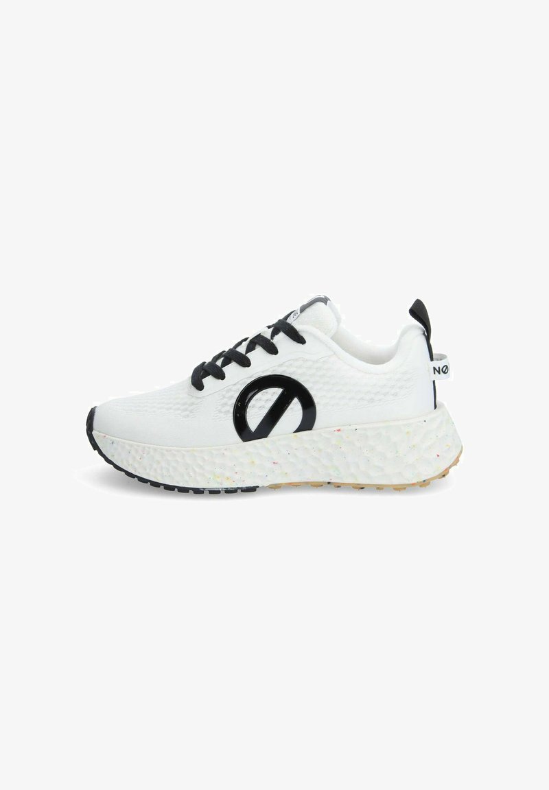 Witte sportieve schoen met zwarte accenten, voorzien van een groot rond logo, een gestructureerde bovenkant en een chunky gespikkelde zool. De veters zijn zwart.