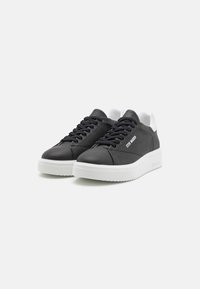 Steve Madden FYNNER - Tenisice - black/white