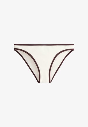 Fehér bikinialsó sötétbarna szegéllyel, laposan, fehér háttér előtt elhelyezve.