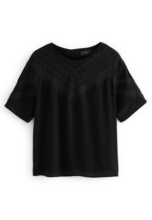 Blouse noire à manches courtes avec des bandes de dentelle texturée sur la poitrine et les manches, col rond et ourlet droit.