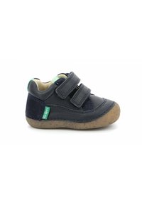 Zapato infantil de cuero azul con dos correas de Velcro, cuello acolchado y suela de goma marrón. Presenta una etiqueta de logotipo verde en el lado.