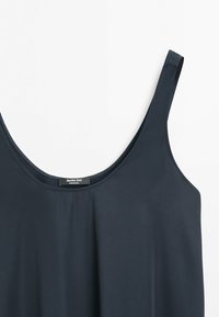 Donkerblauw mouwloos tanktop met ronde halslijn en dunne schouderbandjes op een witte achtergrond.