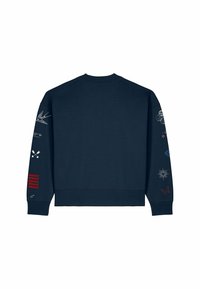 Sweat-shirt bleu marine avec divers petits motifs graphiques blancs, rouges et bleus sur les deux manches, incluant une hirondelle, des flèches, des cœurs et des papillons.