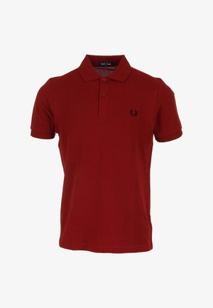Polo shirt rossa in cotone, con colletto classico, maniche corte e logo ricamato nero sul lato sinistro del petto.