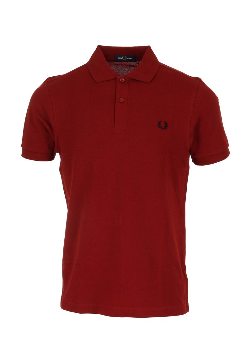 Polo rouge en coton, avec un col classique, des manches courtes et un logo brodé noir sur la poitrine gauche.
