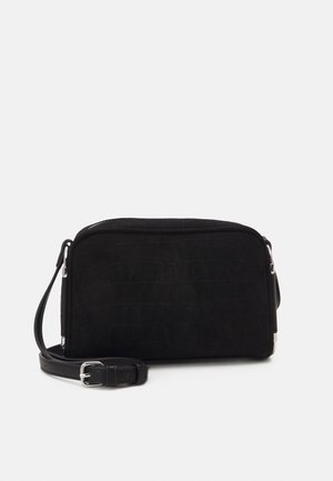 Sac bandoulière rectangulaire noir avec surface texturée et une sangle ajustable avec boucle argentée sur un fond uni.