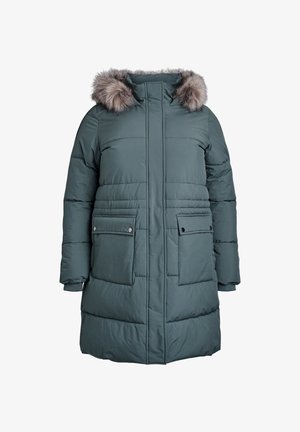 Abrigo acolchado verde bosque con capucha de piel sintética, grandes bolsillos frontales y detalles de costura. Cuenta con cierre de cremallera y puños elásticos.