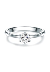 Anello d'argento con una fascia liscia e sottile e un diamante rotondo incastonato con griffe al centro. Il diamante presenta molteplici faccette per una brillantezza eccezionale.