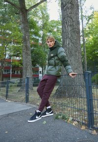 Nike Sportswear M NSW - Casaco de inverno - black/smoke grey/iron grey/safety orange