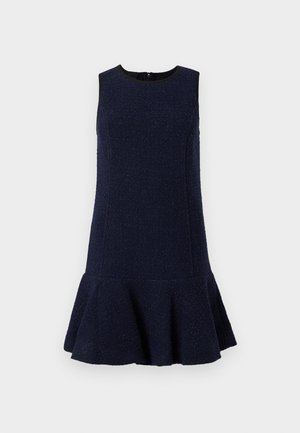 Navyblauw mouwloze jurk met een gestructureerde afwerking, een aansluitend lijfje en een uitlopende zoom. Beschikt over een ronde halslijn en een ritssluiting aan de achterkant.