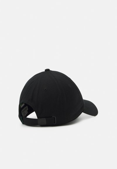 Casquette noire avec une visière courbée, en tissu, avec une sangle ajustable à l'arrière et une étiquette de marque visible à l'intérieur.