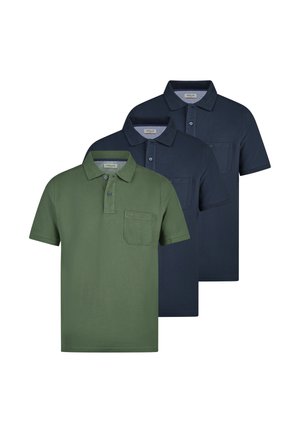 Drie poloshirts met korte mouwen, kraag en voorzakken, in groen, donkerblauw en marineblauw, overlappend gerangschikt op een witte achtergrond.