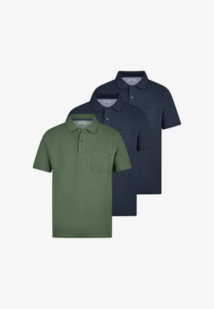 Tre kortærmede poloshirts med kraver og forlommer, i grøn, mørkeblå og marineblå, arrangeret overlappende på hvid baggrund.