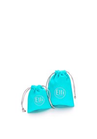 Bolsas de tela turquesa con cordón, una grande y una pequeña, que presentan un logotipo blanco "Elli" y acentos de cordón en color plateado.