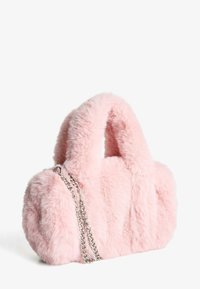 Ružičasta torba od lažne krzneni s plišanom teksturom, okruglog oblika i srebrnim lančićem. Ima mekani ručak i kompaktan dizajn.