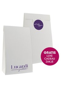 Witte papieren geschenkzak met een gestructureerd oppervlak, voorzien van een paarse logo "Lucardi juwelier" en een ronde paarse sticker met de tekst "met liefde gegeven."