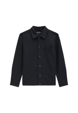 Zwart overhemd met lange mouwen, knoopsluiting, een puntkraag en een enkele borstzak, plat gelegd op een witte achtergrond.