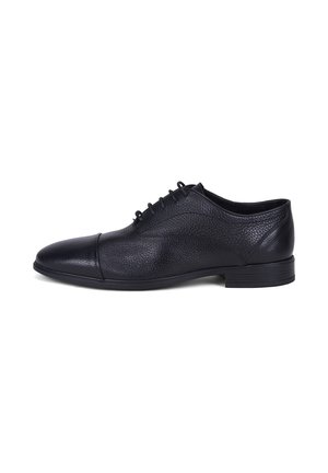 Schwarzer Herren Oxford-Leders Schuh mit Kappzehe, Schnürverschluss und strukturierter Oberfläche, im rechten Seitenprofil auf weißem Hintergrund gezeigt.