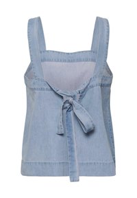 Ανοιχτό μπλε denim αμάνικο τοπ με φαρδιές τιράντες και κόμπο με φιόγκο στο μπροστινό μέρος.