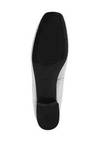 Soletta in pelle argento screpolata con una suola in gomma nera texture; presenta una forma affusolata e un tacco largo per stabilità.