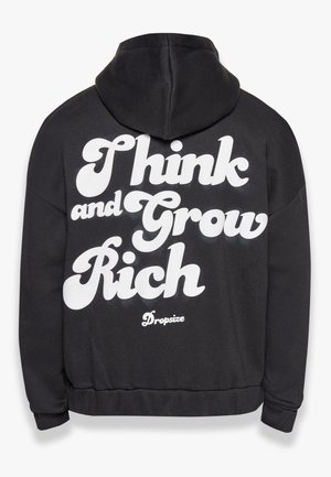 Sort hættejakke med hvid tekst: "Think and Grow Rich" i en fed, afrundet skrifttype, med et logo "Dropsize" nederst. Blødt bomuldsstof.
