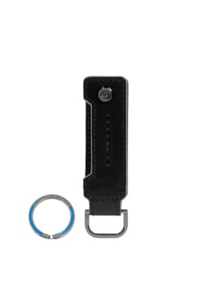 Portachiavi in pelle nera con bottone a pressione in metallo e anello portachiavi in metallo staccabile con dettagli blu, entrambi marchiati "Piquadro".