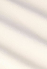 Tissu crème clair avec une texture lisse, présentant des lignes diagonales subtiles et un léger éclat, indiquant un matériau léger.