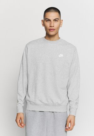 Sweat-shirt gris en tissu mélangé de coton. Il présente un col ras du cou, des manches longues, des poignets et un ourlet côtelés, avec un petit logo Nike blanc sur la poitrine.