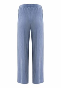 Jasnoniebieskie spodnie o szerokich nogawkach z pionowymi paskami; elastyczny pas; wykonane z gładkiego materiału; bez widocznych kieszeni i elementów metalowych.