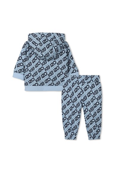 Lichtblauwe hoodie en broek set, met een herhaald zwart "KENZO" logo patroon. Zachte stof met geribbelde manchetten en tailleband detail.