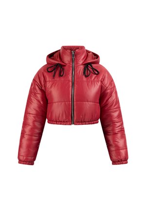Piros, rövid puffer dzseki fényes textúrával, kapucnival és fekete húzózsinórokkal. Előlapján cipzárral és bordázott mandzsettákkal rendelkezik.